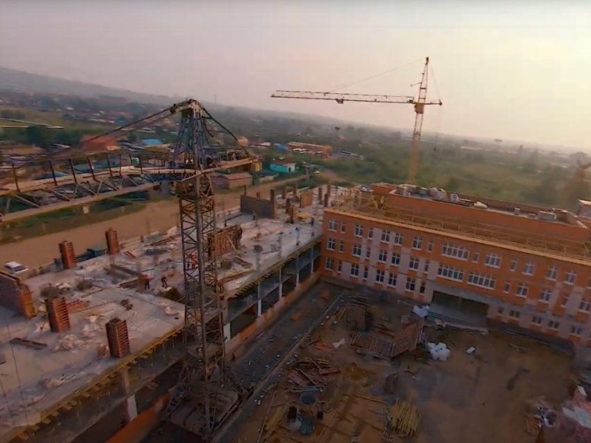 Видеограф снял строительство крупнейшей школы Забайкалья в формате видеоигры